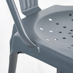 Chaises en métal gris style industriel avec perforations sur l'assise - STEAL - zoom sur l'assise