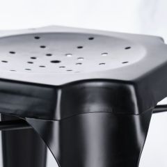 Tabouret de bar en métal noir au style industriel avec repose-pieds - STEAL - zoom perforations sur assise