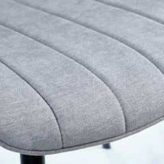 Chaise en tissu gris avec surpiqures et pieds en métal noir - LINDA - zoom assise courbée